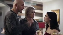 تشغيل مراهق مريض ينضم إلى الزوجة الناضجة والزوج في علاقة ثلاثية مكثفة