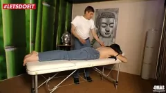 Redare Păsărica udă a unei MILF germane este masată și futută de maseur