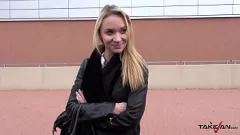 Reproduzir A sedutora loira sacanagem Angel Piaff não consegue resistir a um pau grande na traseira de um táxi