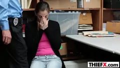 Abspielen Auf frischer Tat ertappt: Teen Amateur Bobbi Dylan mit einem großen Schwanz bestraft