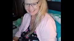Afspelen Cougar MILF heeft een stomende solosessie op cam