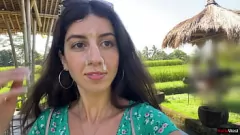 Reproduzir Caminhada pública no café: Gata morena come macarrão carbonara coberto de porra