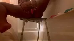 Afspelen Zwarte godin geniet van zichzelf in een stomende douche - Masturbatie met grote tieten