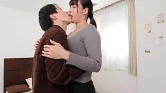 Reproducir La MILF japonesa Sumire Nakazawa no puede resistirse al encanto de un joven en un apasionado sexo sin goma