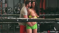 Afspelen Hardcore workout: brunette babe wordt kont geneukt door instructeur