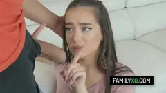 Reproduzir O padrasto Juan Largo não consegue resistir à tentação do jovem Gia Paige
