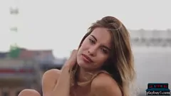 Abspielen Schwüle Latina Teen Toni Marias dampfendes Solo -Striptease