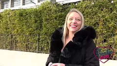 Afspelen Sletterige blonde en sexy MILF delen de lul van een grote dekstudie in amateur drietal
