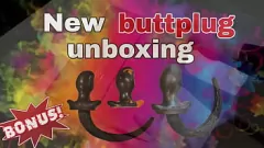 Afspelen Enorme buttplug unboxing: Miss Raven's Sex Toy Huls for Femdom BDSM Training