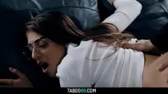 تشغيل جلسة الشرج الشرجية الشرجية الشديدة في سن المراهقة Gia Derza مع كاهن غريب