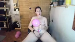 Reproducir Embassi de Milf Nicoletta y su peludo Pussy Pop Globos en una sesión traviesa