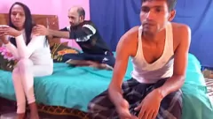 Jouer Épouse bengalinale excitée popy khatun est double pénétré par Hanif et Manik Mia