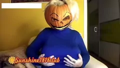 Oynat Ürkütücü cosplay ile büyük göğüslü güneş ışığı ile azgın cadılar bayramı