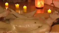 Reproduzir A massagem asiática erótica se transforma em intenso encontro inter -racial