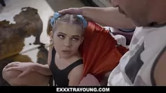 Redare Teen disperat blond Coco Lovelock Fucks antrenor pentru echipa de majorete