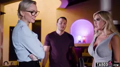 Redare Mamele vitrege Kenzie Taylor și Caitlin Bell într-un triplu rău