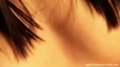 Oynat Alaycı Bir Striptiz Seansında Şehvetli Bir Bollywood Dansçısıyla Gecenin Ritimini Hissetmek