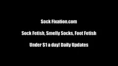 Reproducir Experimenta el máximo placer mientras ella se burla de tu polla con sus pies cubiertos con medias en esta caliente paja con los pies de dominación femenina.