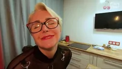 Abspielen Heiße russische MILF mit Brille lässt sich in diesem hausgemachten Analporno auf einem Barhocker in den engen Arsch ficken
