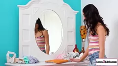 Redare Blonda Scarlett Sage își invită prietena ei brunetă, Emily Willis, la o noapte lesbiană plină de linge de păsărică, suge de sâne și sex oral pasional.