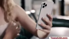 Abspielen Die heiße blonde MILF Nikki und die junge Lilly Bell lecken und küssen sich leidenschaftlich lesbisch ihre Muschis