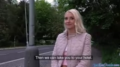 Reproducir Una preciosa preciosidad rubia de 25 años sorprende a todos haciéndole una increíble mamada a una enorme polla en público