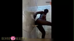 Odtwórz Elvieslutty1: Napalona emo cosplayowa dziewczyna ma wypchane gardło i kremową cipkę wypełnioną parną sceną pod prysznicem