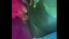 Redare Coco isi face fundul lins si futut cu un vibrator, ejazand peste tot in aceasta scena salbatica de bukkake BBW