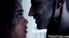 Redare Priviți cum această soție fierbinte de culoarea abanos, într-un halat negru, își înșală soțul cu un om de livrare, făcându-i o muie aburindă în lenjerie.