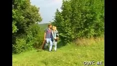 Odtwórz Starszy kolega zostaje zmoczony w starym bucie gumowym przez trzepaczkę. dziecko