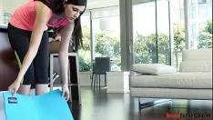 Reproducir Joven hermanastra follada severamente después de yoga
