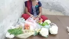 Jouer देसी लड़की ने सब्जी बेचते बेचते सब्जी खरीदने वाले से चुदाया
