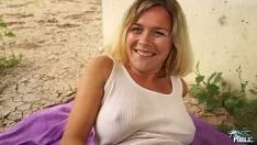 Jouer Bosomy bionda non illuminata scopata da sconosciuto sotto il ponte sopra