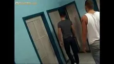 Jouer Parti politique de jeune gang upspang à la piscine.