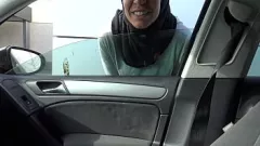 Abspielen Europäischer Tourist wird mit arabischer Straßenprostituierter in der Öffentlichkeit ungezogen
