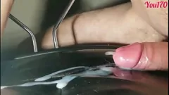 Jouer Masturbazione in pubblico: un giovane ragazzo sexy con un grosso cazzo non tagliato ha un'intensa sborrata in solitaria