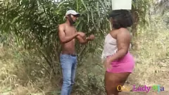 Jouer Il sex tape virale trapelato di una BBW matura africana con la BBC nel bush