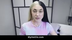 Sânii mari ai surorii vitrege iau ejacările fratelui ei în sex hardcore POV